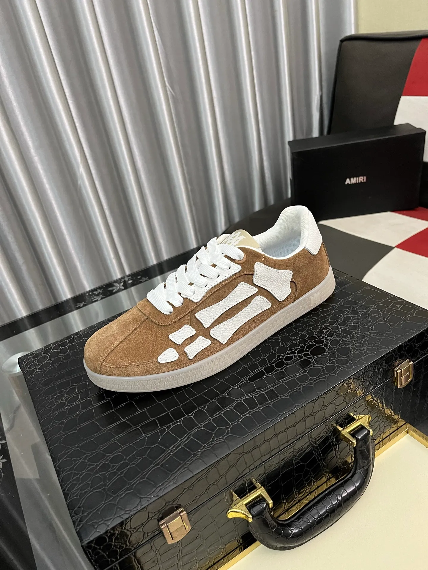 Men's shoes 💰420⌚️⌚️《AMIR*》New men's low-top casual sports sneakers bone shoes, another pair of irresistible bone shoes. Bone shoes are one of AMIRI's most popular items. They use first-layer cowhide uppers. The side bones are made of two cowhide laminations. They have a three-dimensional feel. The leather incisions are all oil-edged. Contrasting color design. Simple style. Fashionable sports. Customized metal LOGO nameplate to embellish shoelaces. Exclusive control of top version. Supports comparison. Breathable mesh lining Original rubber outsole A must-have item for daily leisure Suitable for various occasions Check it out if you are looking for high quality Super cool uppers Size: 38-445️⃣ Colors available